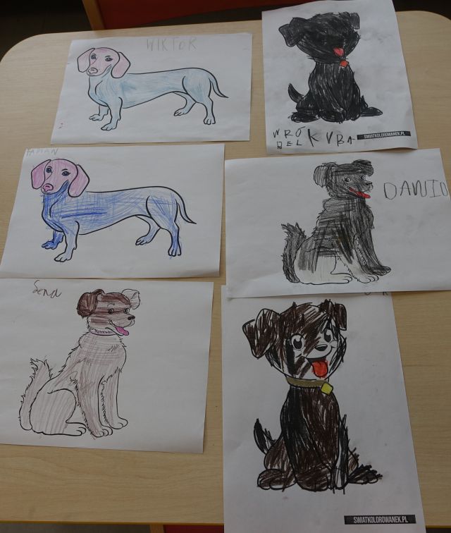 ilustarcje 5 psów pokolorowanych przez dzieci