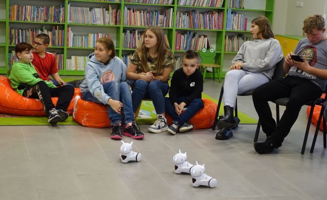 młodzież steruje robotami Photon siedząc na pufach