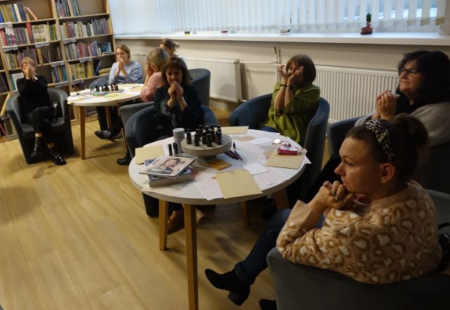 kobiety uczestniczące w warsztatach wąchają olejki eteryczne