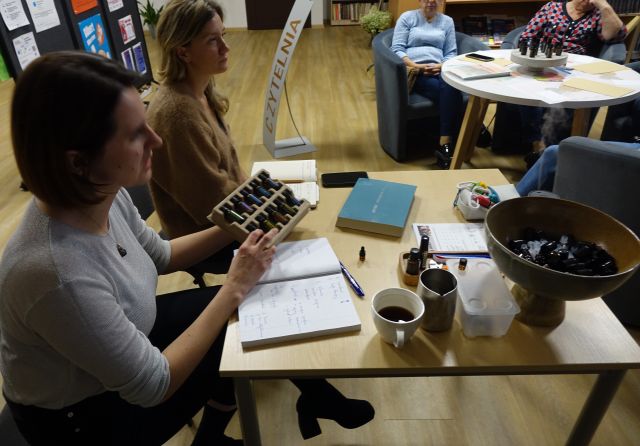 kobieta prowadząca warsztaty demonstruje olejki eteryczne