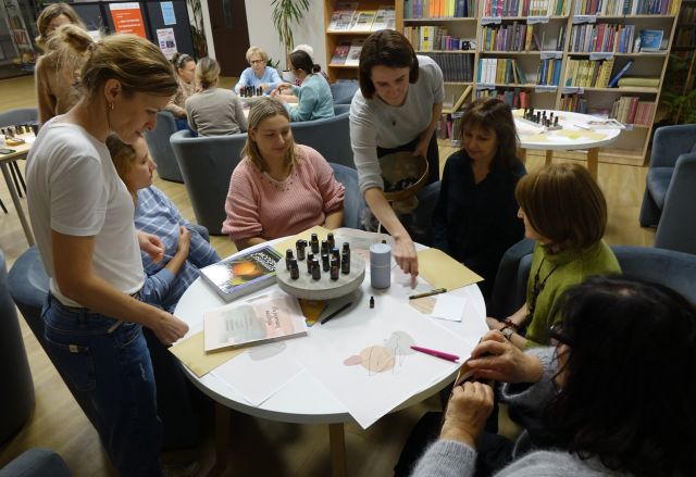 kobiety uczestniczące w warsztatach tworzą kompozycje zapachowe z olejków eterycznych