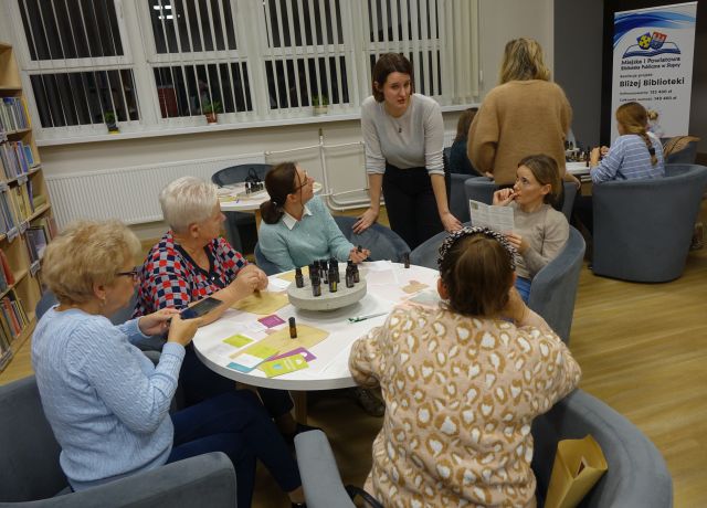 kobieta opowiada uczestniczkom o olejkach eterycznych