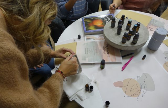 uczestniczki warsztatów komponują włąsne mieszanki olejków