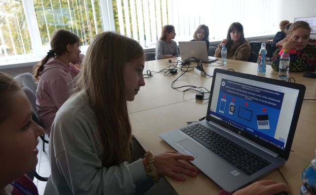 młodzież rozwiązuje zadania na komputerze