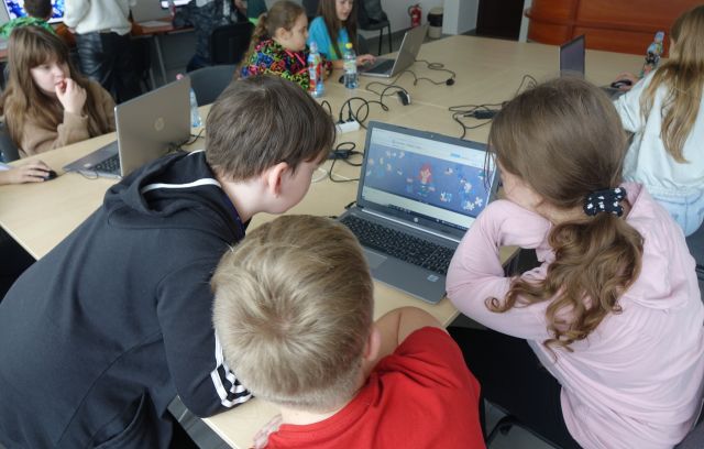 młodzież rozwiązuje zadania na komputerze