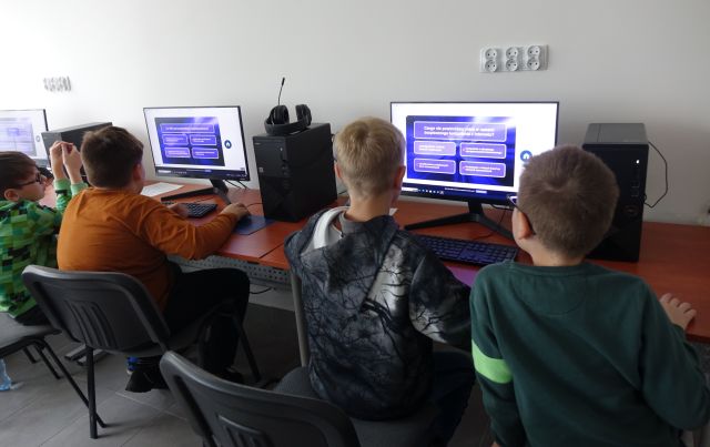 młodzież rozwiązuje zadania na komputerze