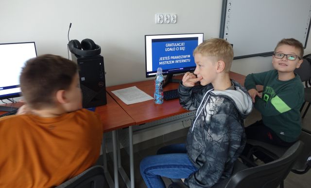 młodzież rozwiązuje zadania na komputerze