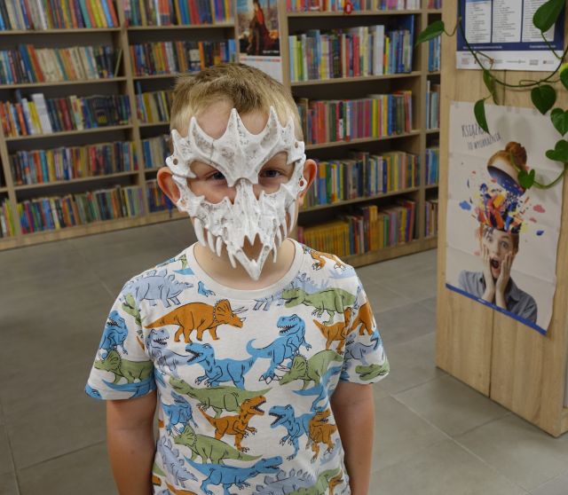 chłopiec pozuje do zdjęcia w masce