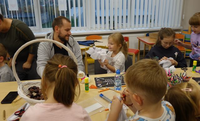 dziewczynka wykonala figrkę z białęgo materiału