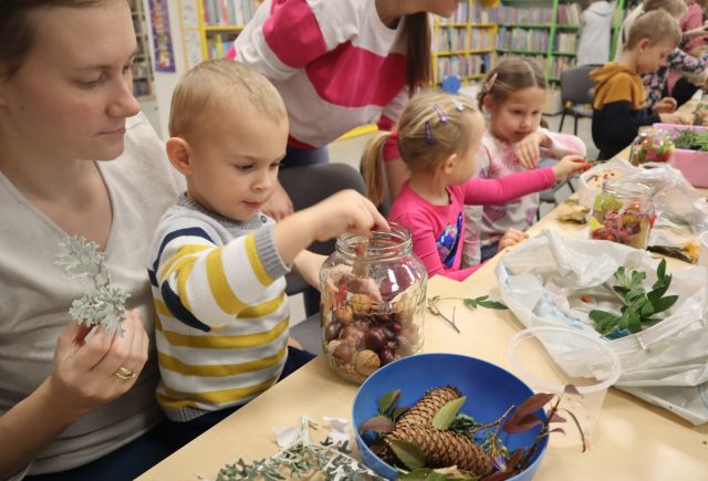 dzieci układają dary jesieni w słoikach