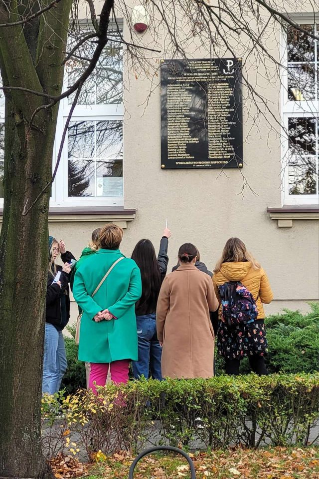 młodzież czytająca informacje na tablicy szkoły
