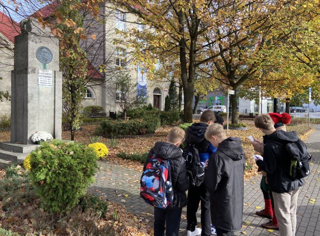 młodzież w przestrzeni miejskiej rozwiązująca quest