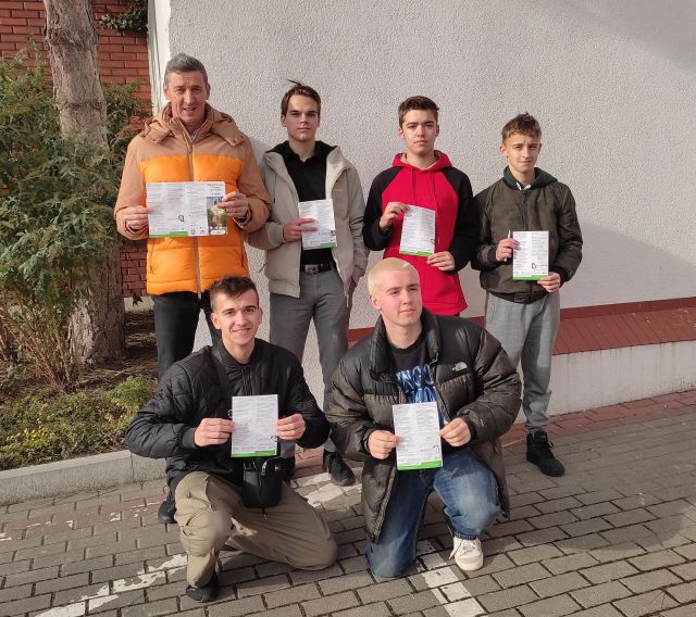 6 uczestników pozuje do zdjęcia na tle białej ściany