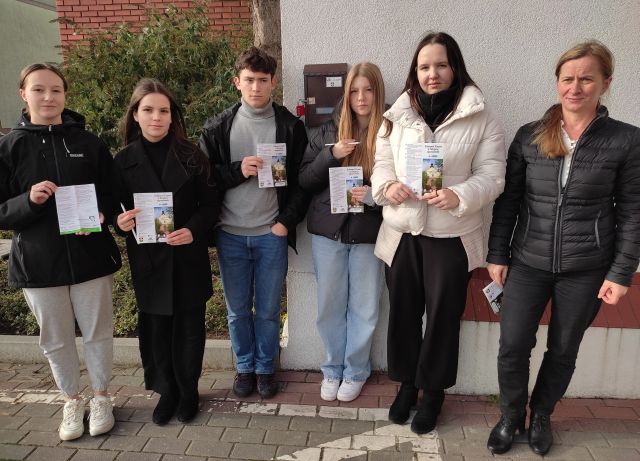 6 uczestników questu pozuje do zdjęcia