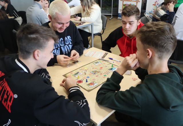 4 chłopców gra w gry planszowe