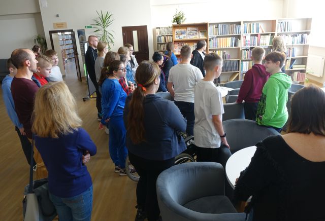 młodzież w czytelni biblioteki