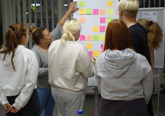 młodzież wybiera sobie kolorowe karteczki przyklejone do flipcharta