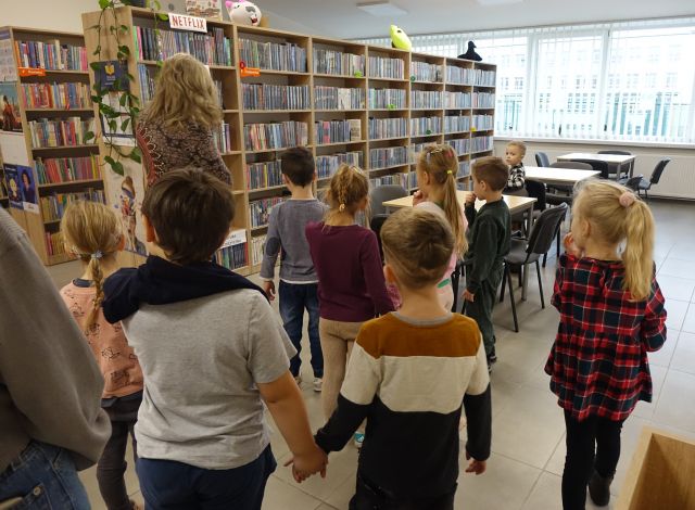 przedszkoalki zwiedzają bibliotekę