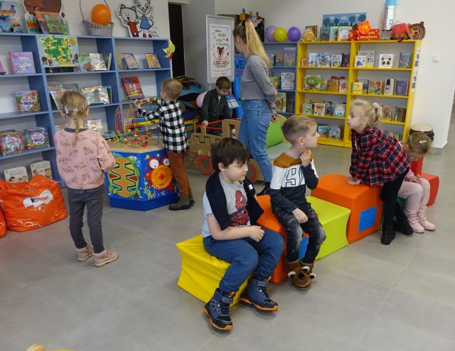 przedszkolaki w częsci sensorycznej biblioteki