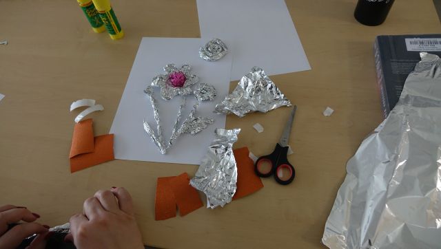 kwiat wykonany z folii aluminiowej