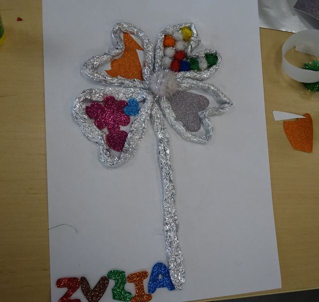 kwiat wykonany z folii aluminiowej