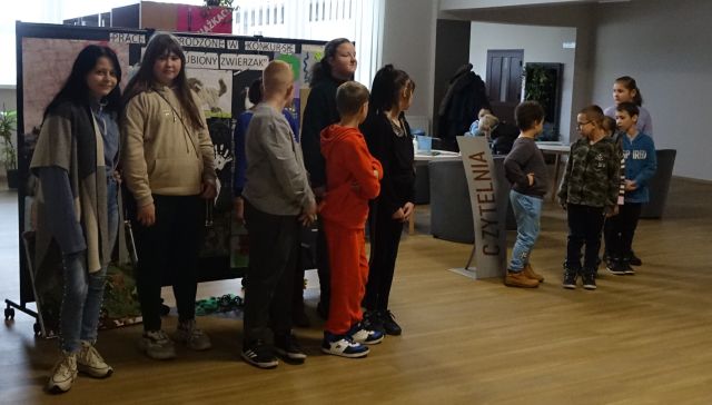 dzieci w czytelni biblioteki