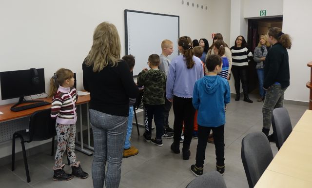 dzieci w sali komputerowej