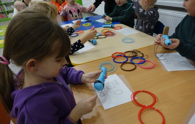 dzieci drukują przy użyciu długopisów 3D