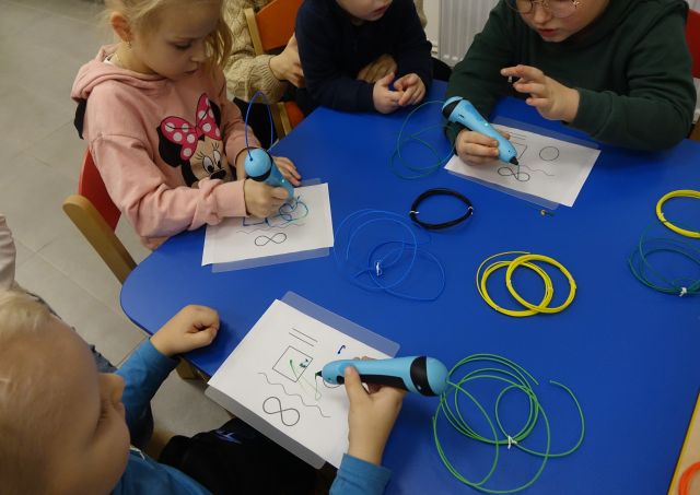 dzieci drukują długopisami 3D