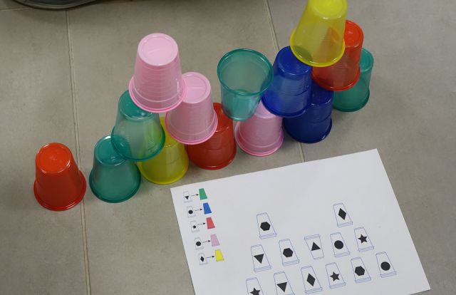 wieża ułożona z kolorowych kubeczków z wzoru z kartki