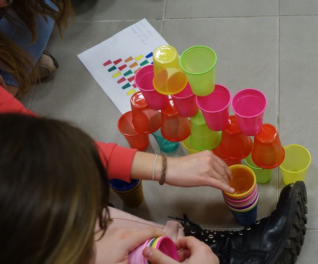 wieża ułożona z kolorowych kubeczków z wzoru z kartki