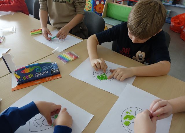 dzieci wyklejają naszkicowane ufoludki plasteliną