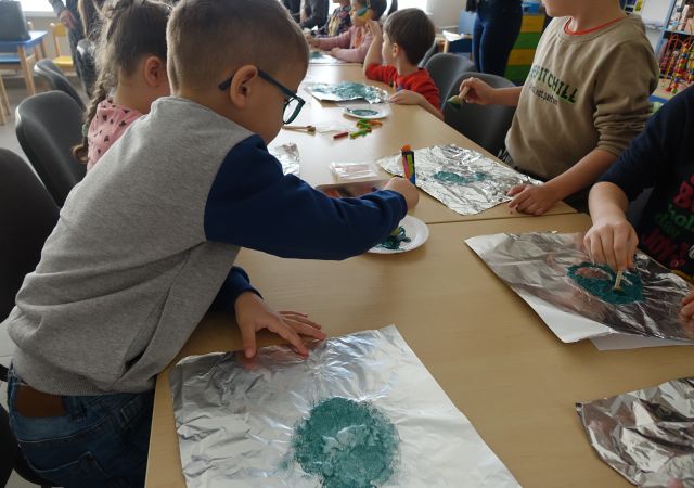 dzieci pacają farbą po folii aluminiowej