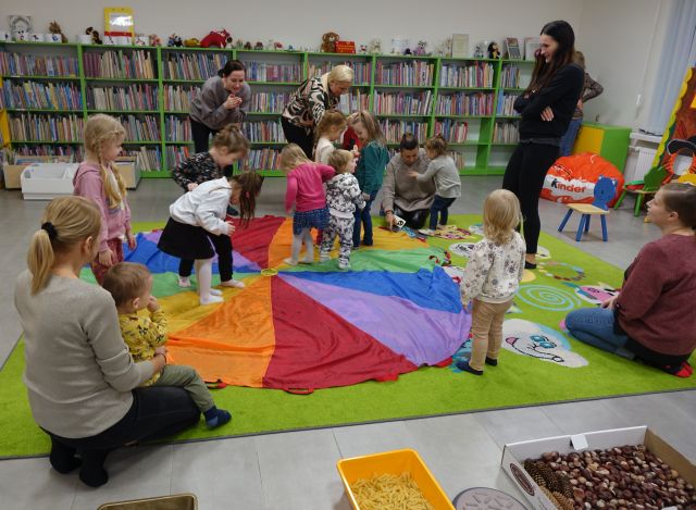 dzieci i rodzice tańczą na kolorowej chuście animacyjnej