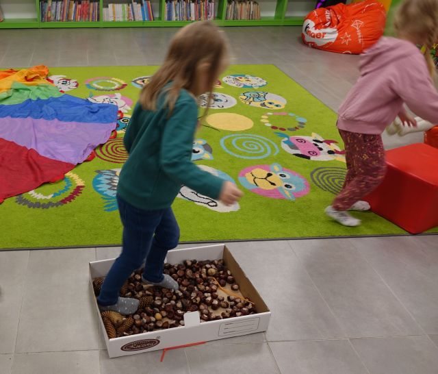 dzieci spacerują po ścieżce sensorycznej