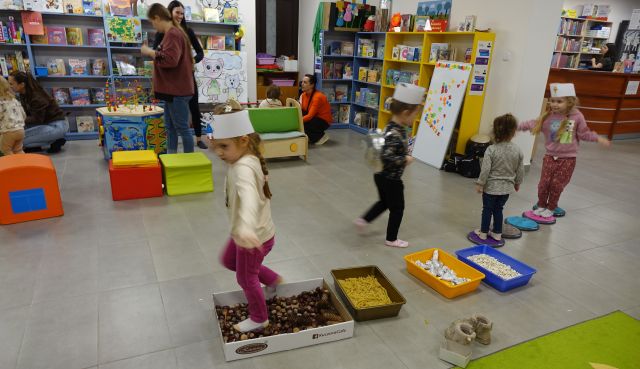 dzieci spacerują po ścieżce sensorycznej