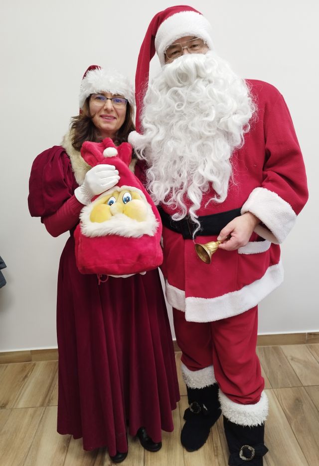 mikołaj i Mikołajowa z workiem prezentów