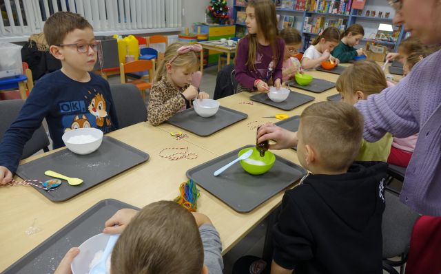 dzieci mieszają w miseczkach