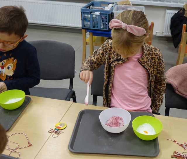 dziewczynka robi sól do kąpieli