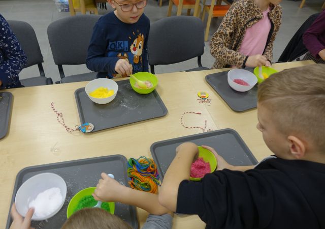 dzieci mieszają kolorowe składniki na sól do kąpieli