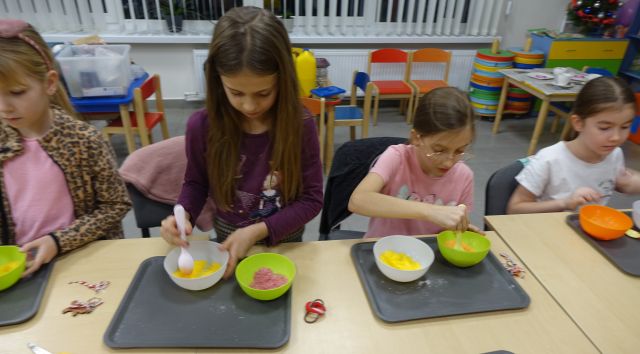 dzieci mieszają kolorowe składniki na sól do kąpieli