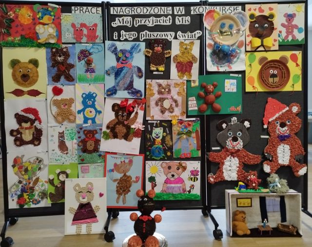 prace przedstawiające misie na wystawce