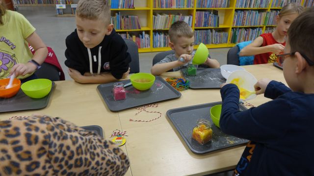 dzieci mieszają kolorowe skłądniki na sól do kąpioeli