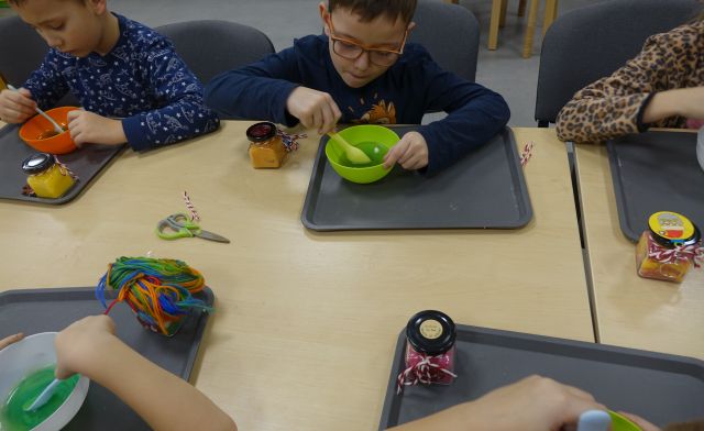 chłopcy mieszają zielone slimy