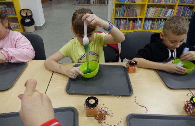 dziewczynka tworzy zielonego slima