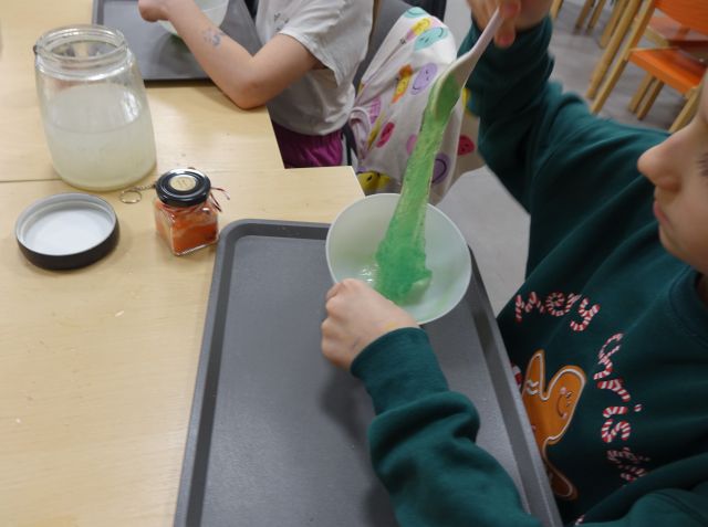 dzieci pokazują ciągnącego się slima zielonego