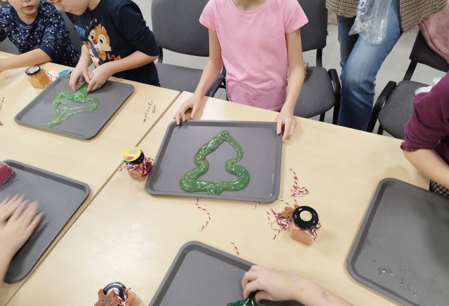 zielona choinka ze slima wykonana przez dziewczynkę