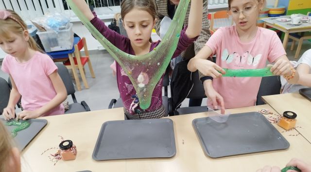 dziewczyznka prezentuje ciągnącego się slima