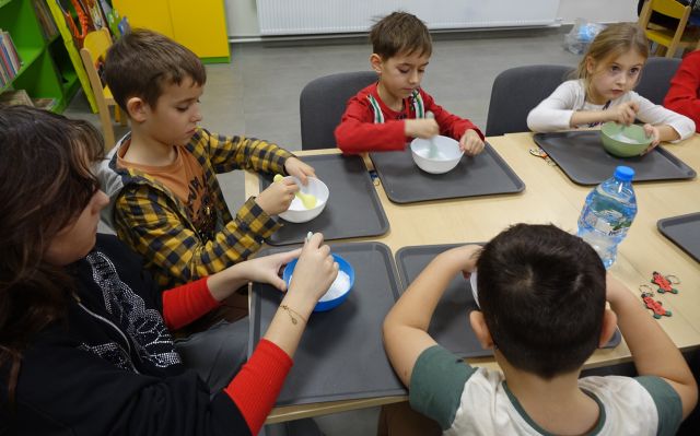 dzieci mieszają w miseczkach