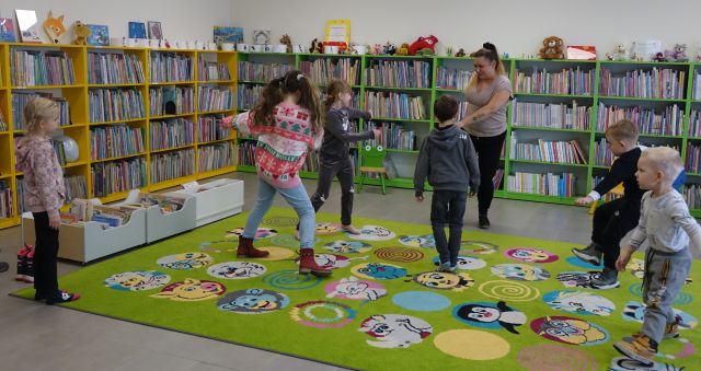 5 dzieci biega i ćwiczy na kolorowym dywanie